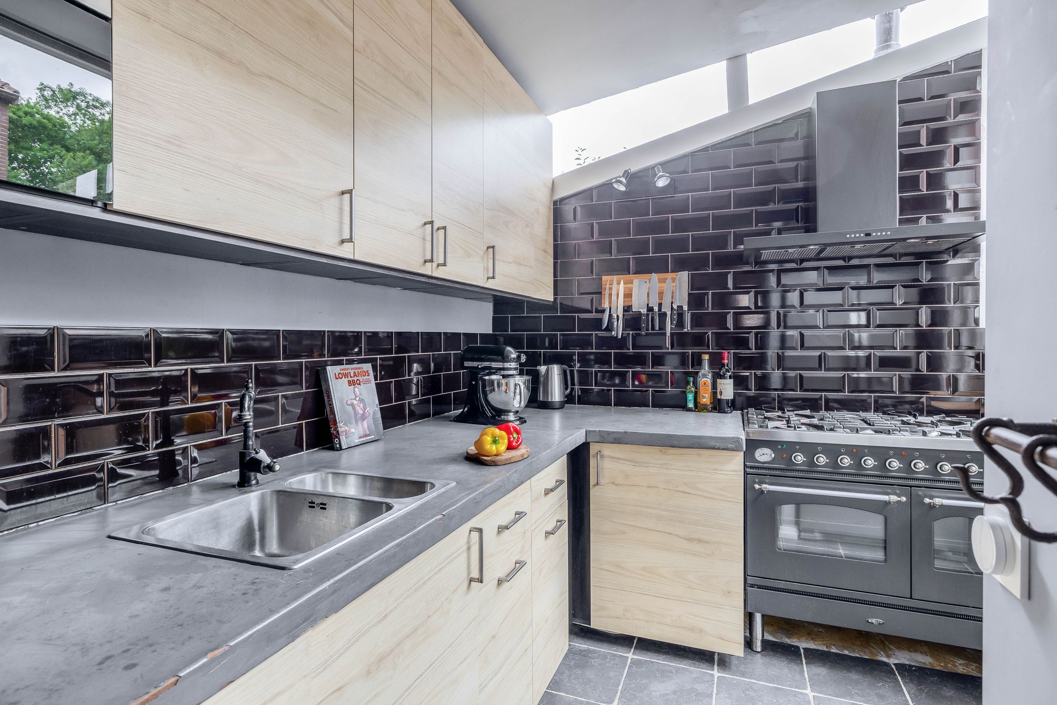 Spacious Corner Home with Potential in Charming Heerjansdam — 12