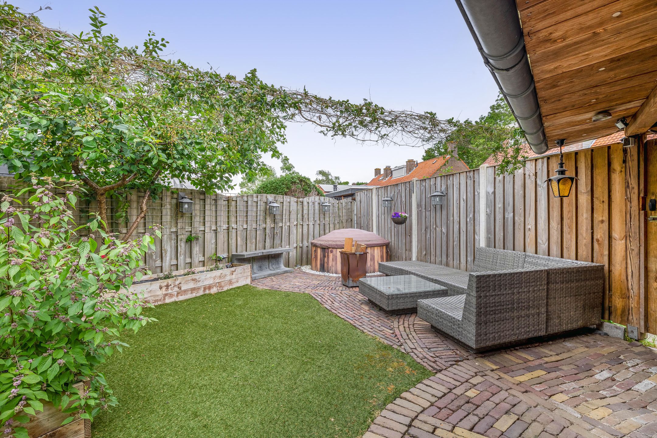 Spacious Corner Home with Potential in Charming Heerjansdam — 21