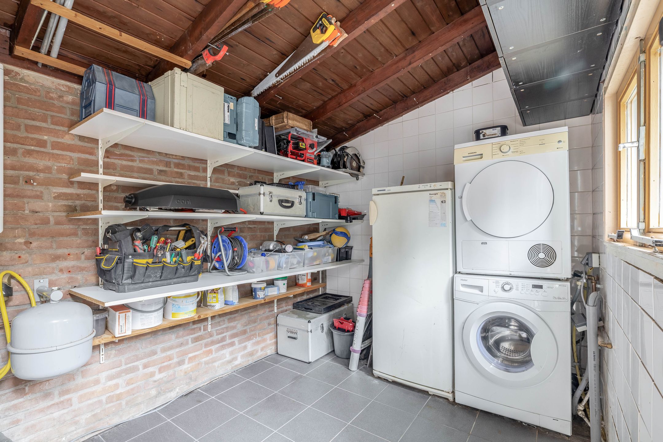 Spacious Corner Home with Potential in Charming Heerjansdam — 15