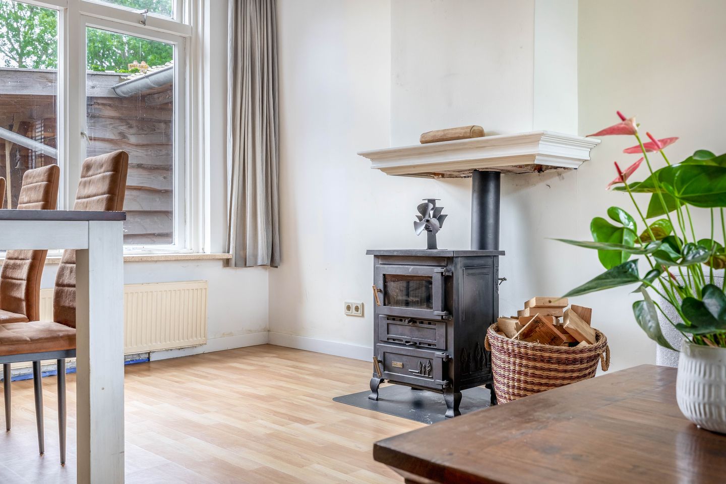 Spacious Corner Home with Potential in Charming Heerjansdam — 10