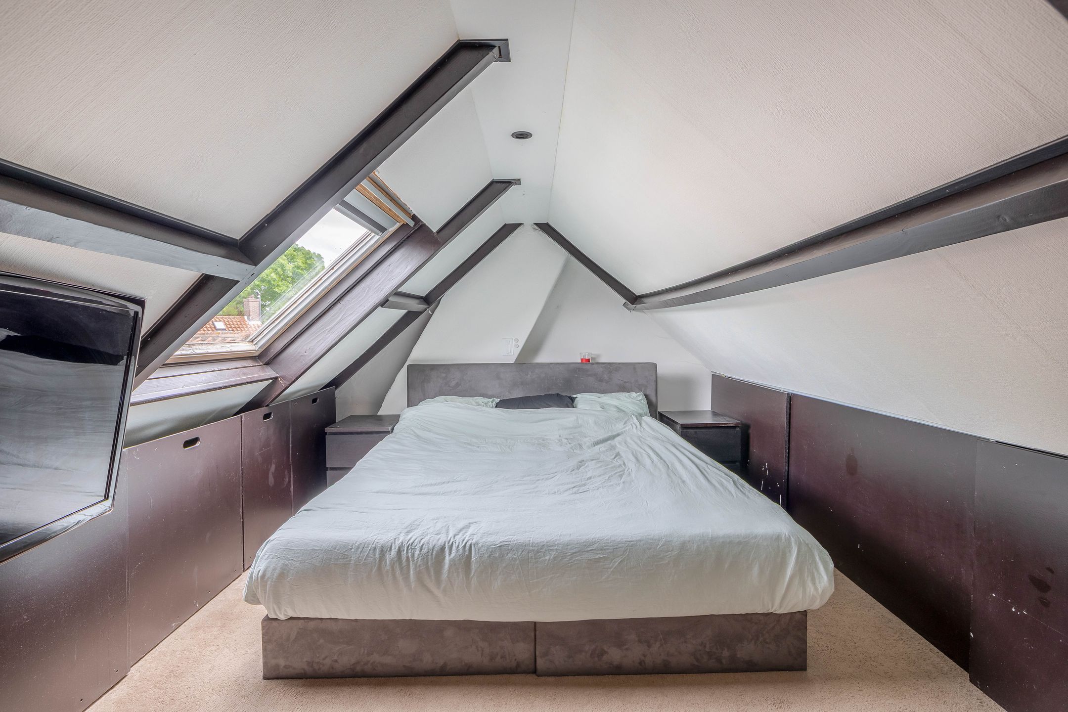 Spacious Corner Home with Potential in Charming Heerjansdam — 33