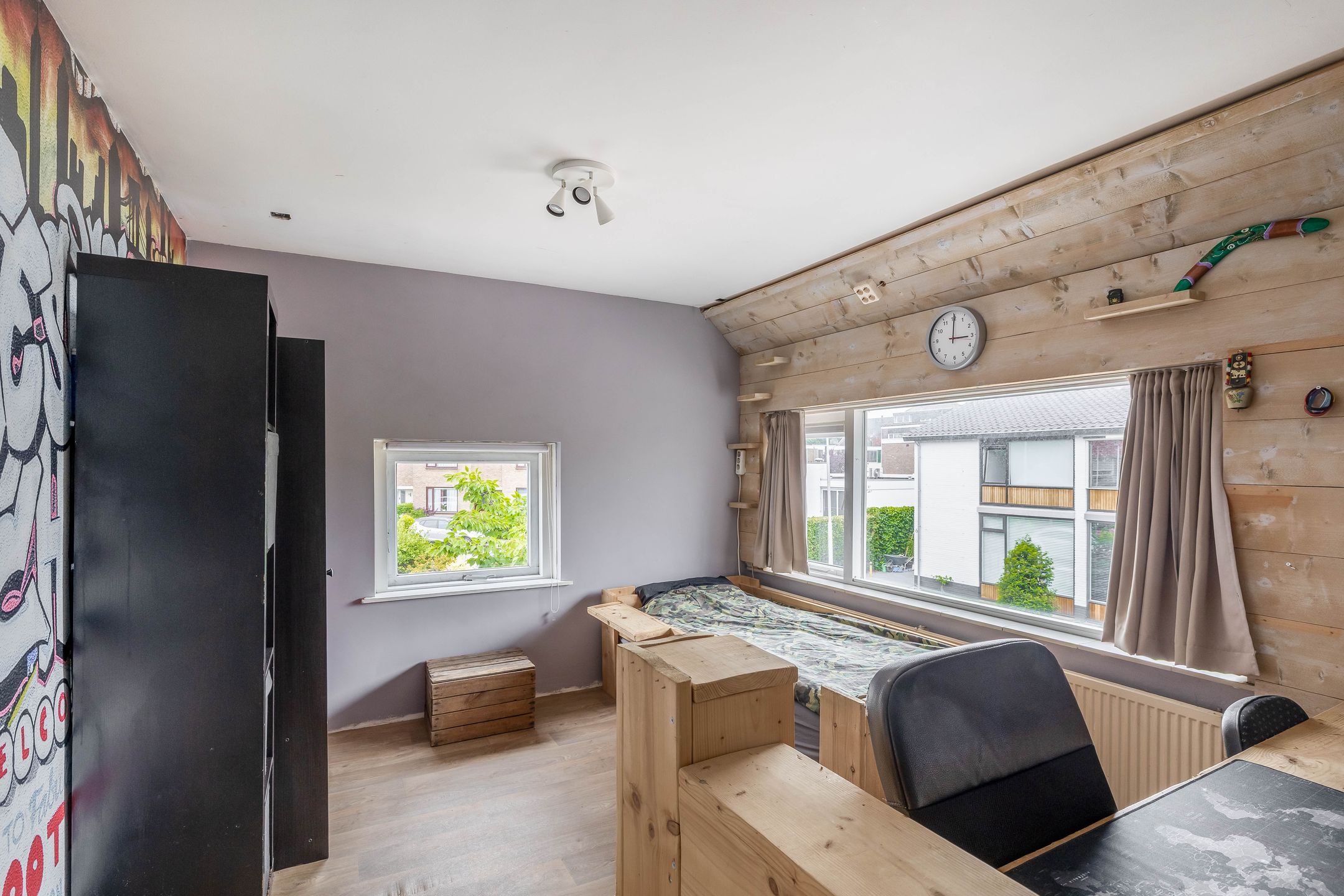 Spacious Corner Home with Potential in Charming Heerjansdam — 27