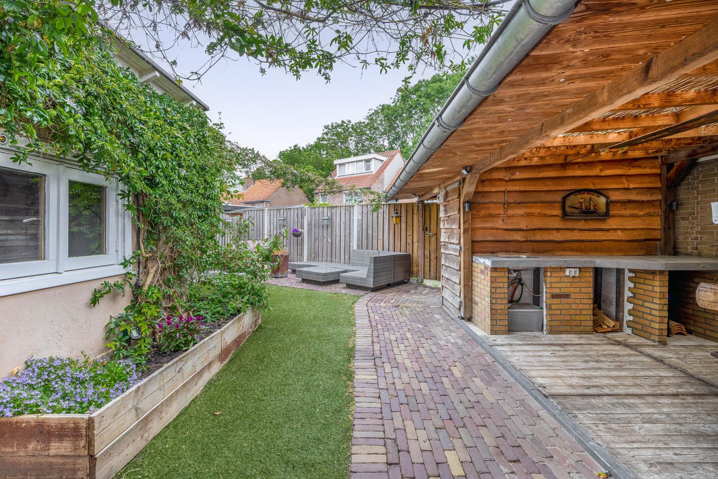 Spacious Corner Home with Potential in Charming Heerjansdam — 19
