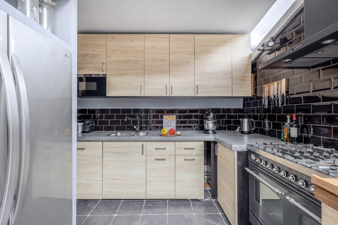 Spacious Corner Home with Potential in Charming Heerjansdam — 13