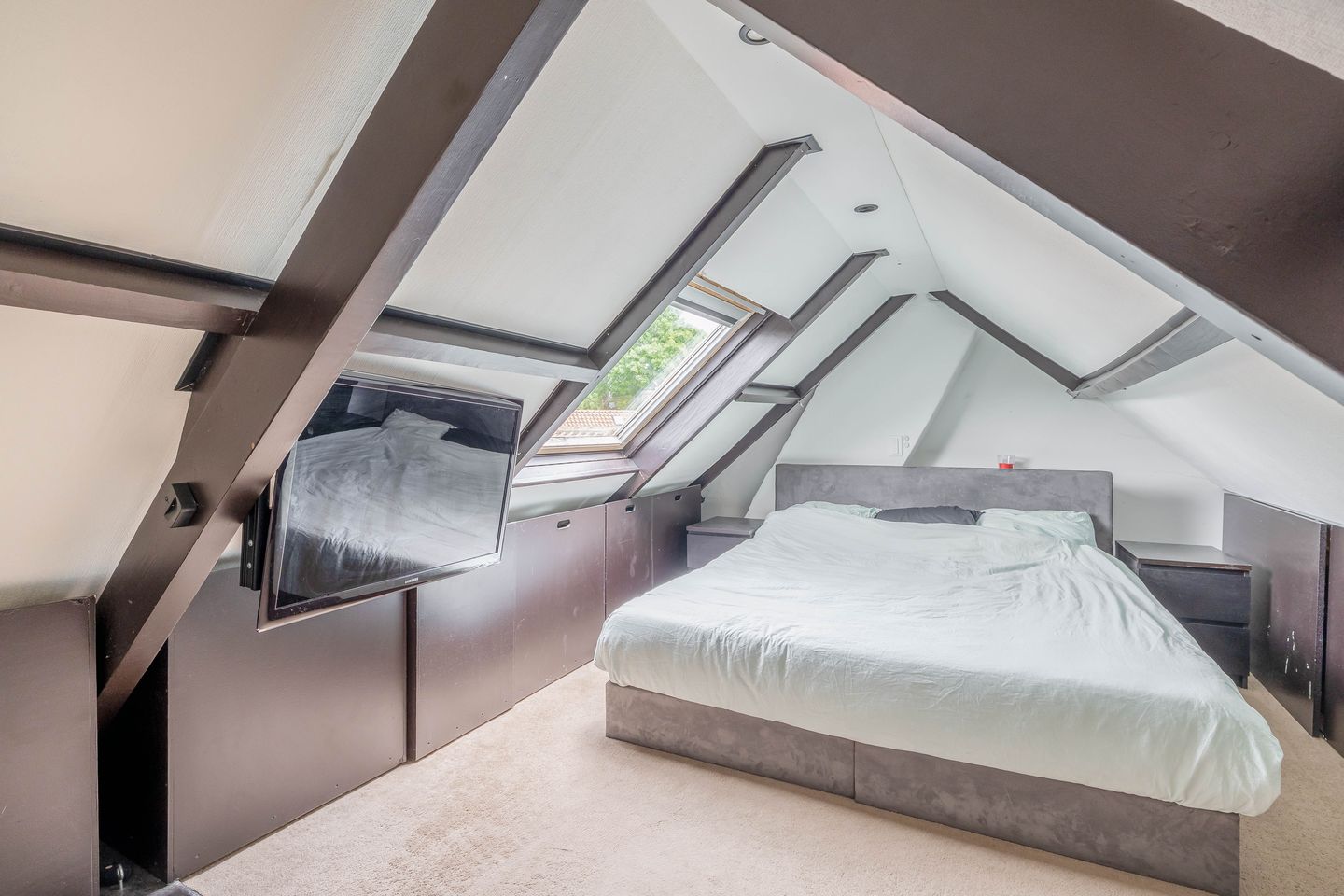 Spacious Corner Home with Potential in Charming Heerjansdam — 34