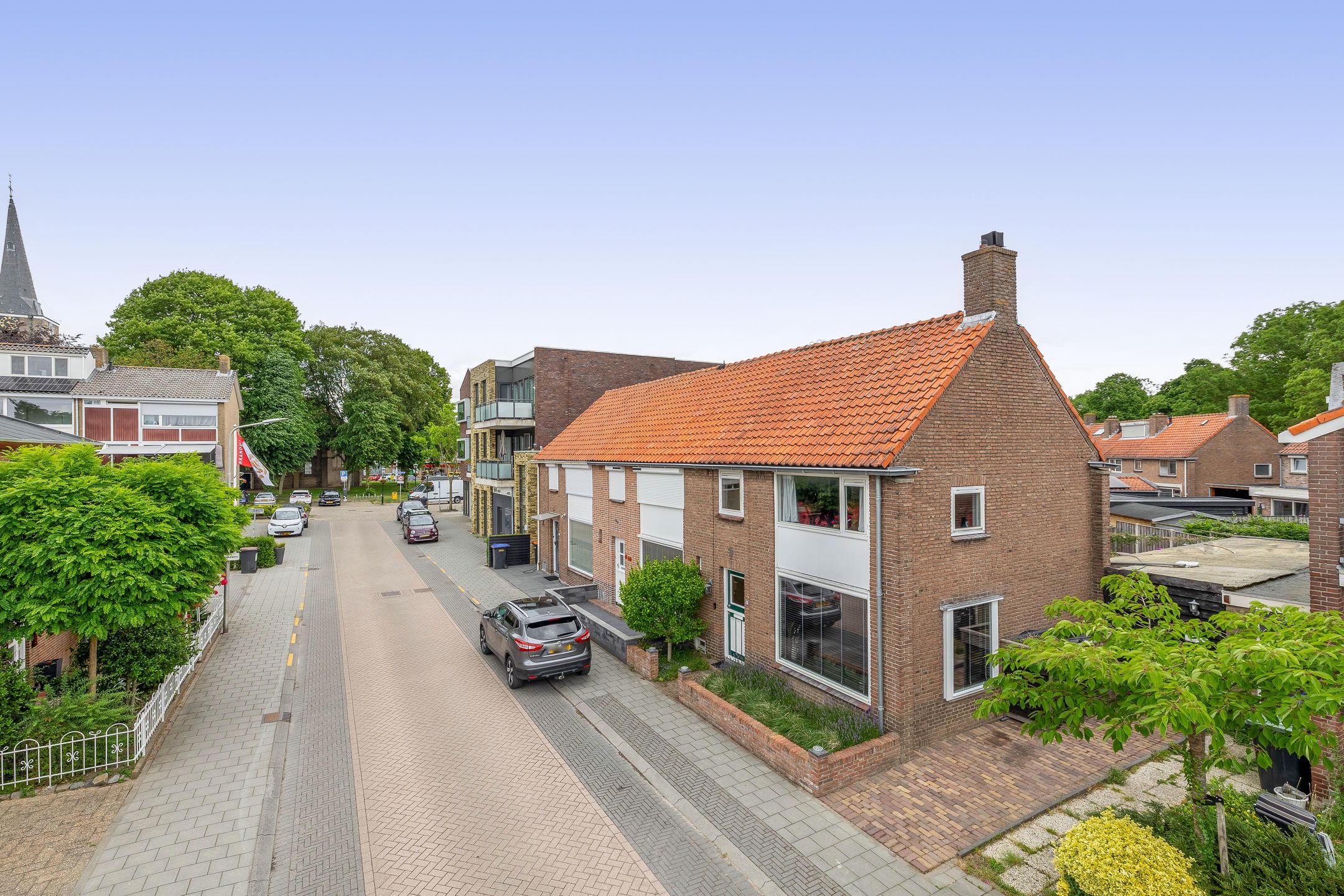 Spacious Corner Home with Potential in Charming Heerjansdam — 36