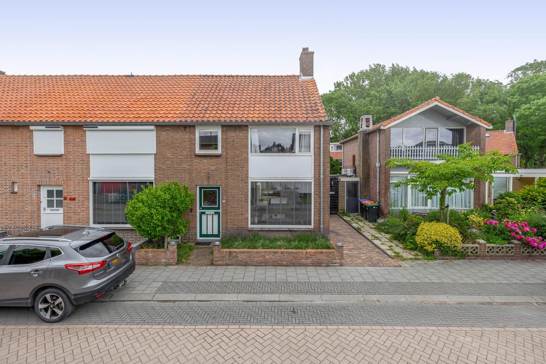 Spacious Corner Home with Potential in Charming Heerjansdam — 37