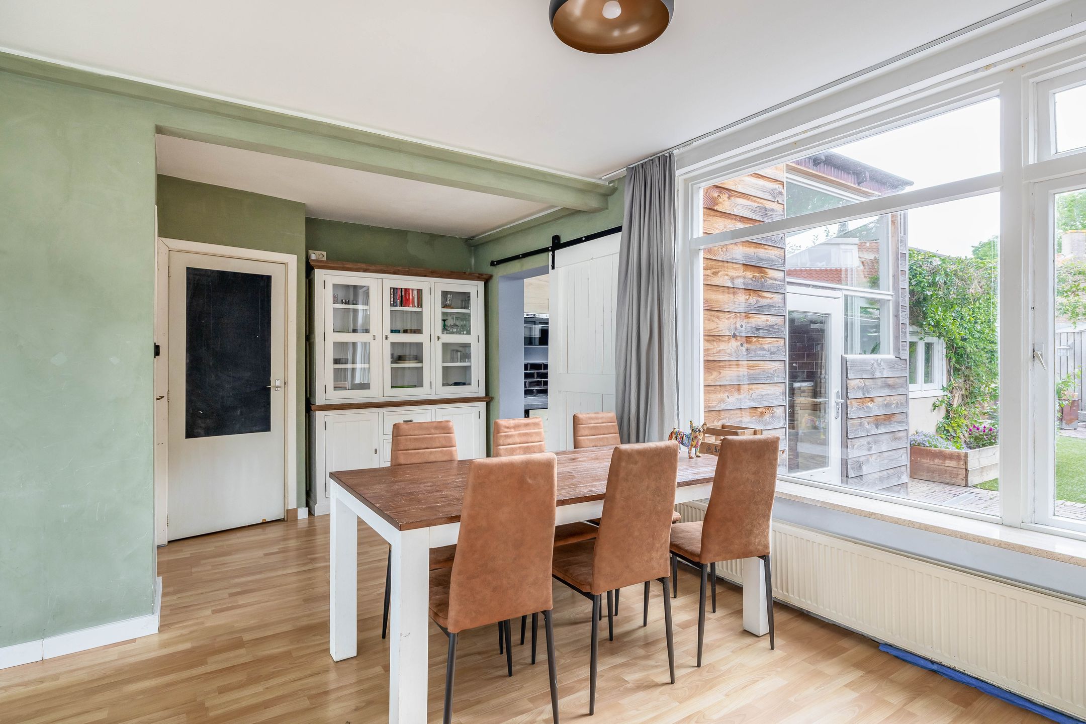Spacious Corner Home with Potential in Charming Heerjansdam — 9