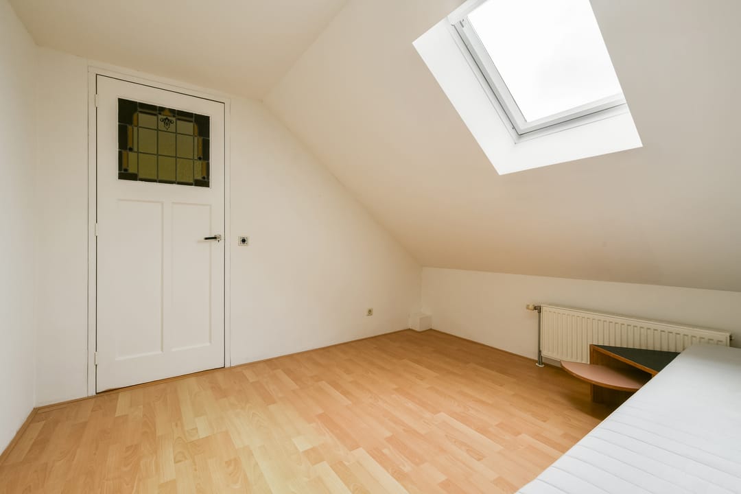 Spacious 1930s Upper Floor Apartment with Five Bedrooms in Haarlem — 26