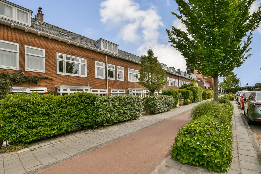 Spacious 1930s Upper Floor Apartment with Five Bedrooms in Haarlem — 28