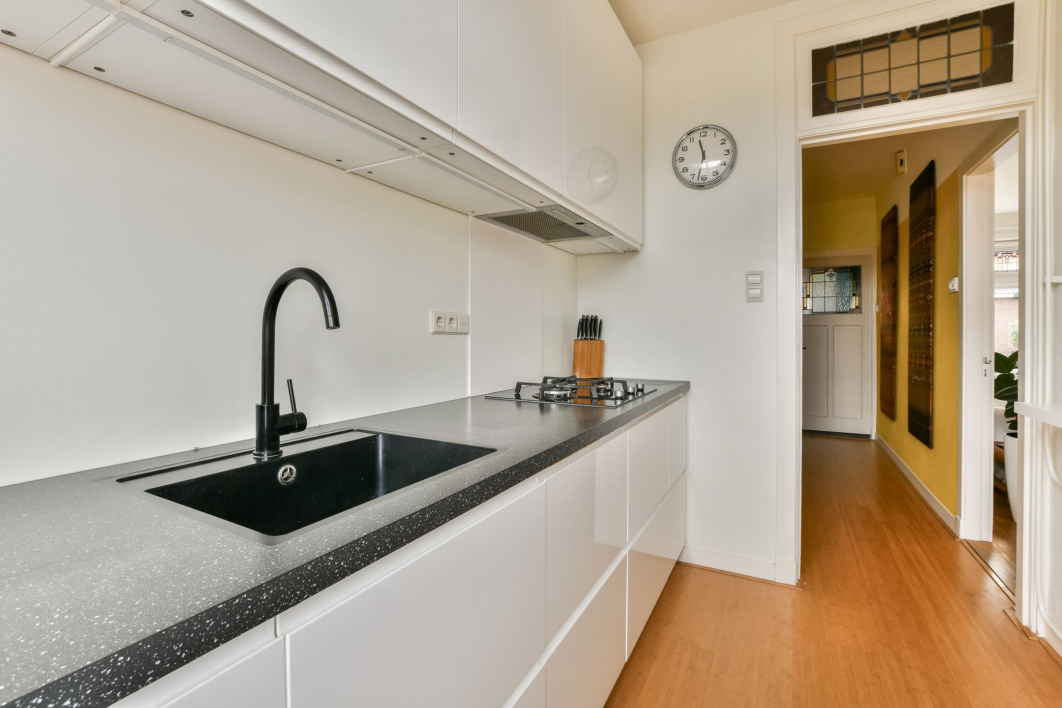 Spacious 1930s Upper Floor Apartment with Five Bedrooms in Haarlem — 9