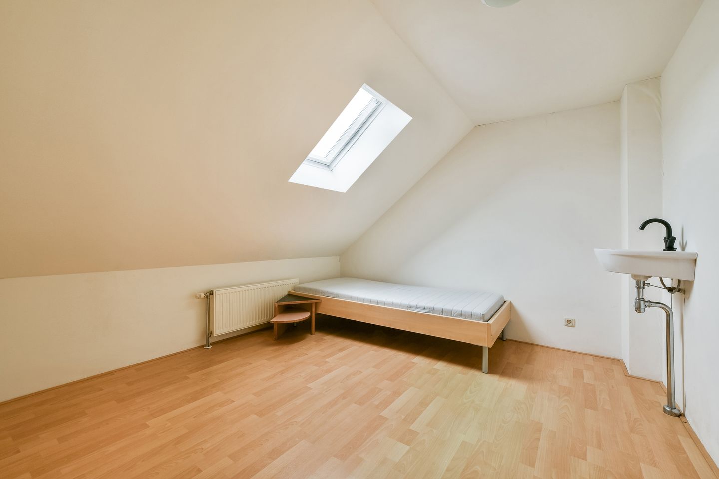 Spacious 1930s Upper Floor Apartment with Five Bedrooms in Haarlem — 25