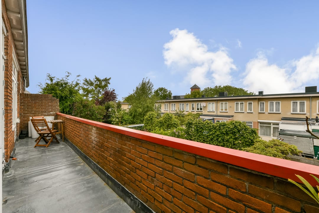 Spacious 1930s Upper Floor Apartment with Five Bedrooms in Haarlem — 11