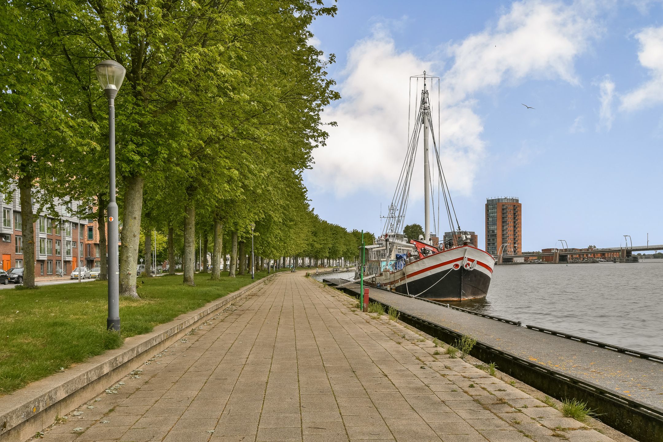 Spacious 1930s Upper Floor Apartment with Five Bedrooms in Haarlem — 33