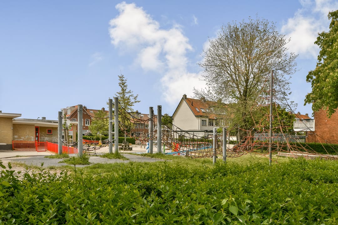 Spacious 1930s Upper Floor Apartment with Five Bedrooms in Haarlem — 32