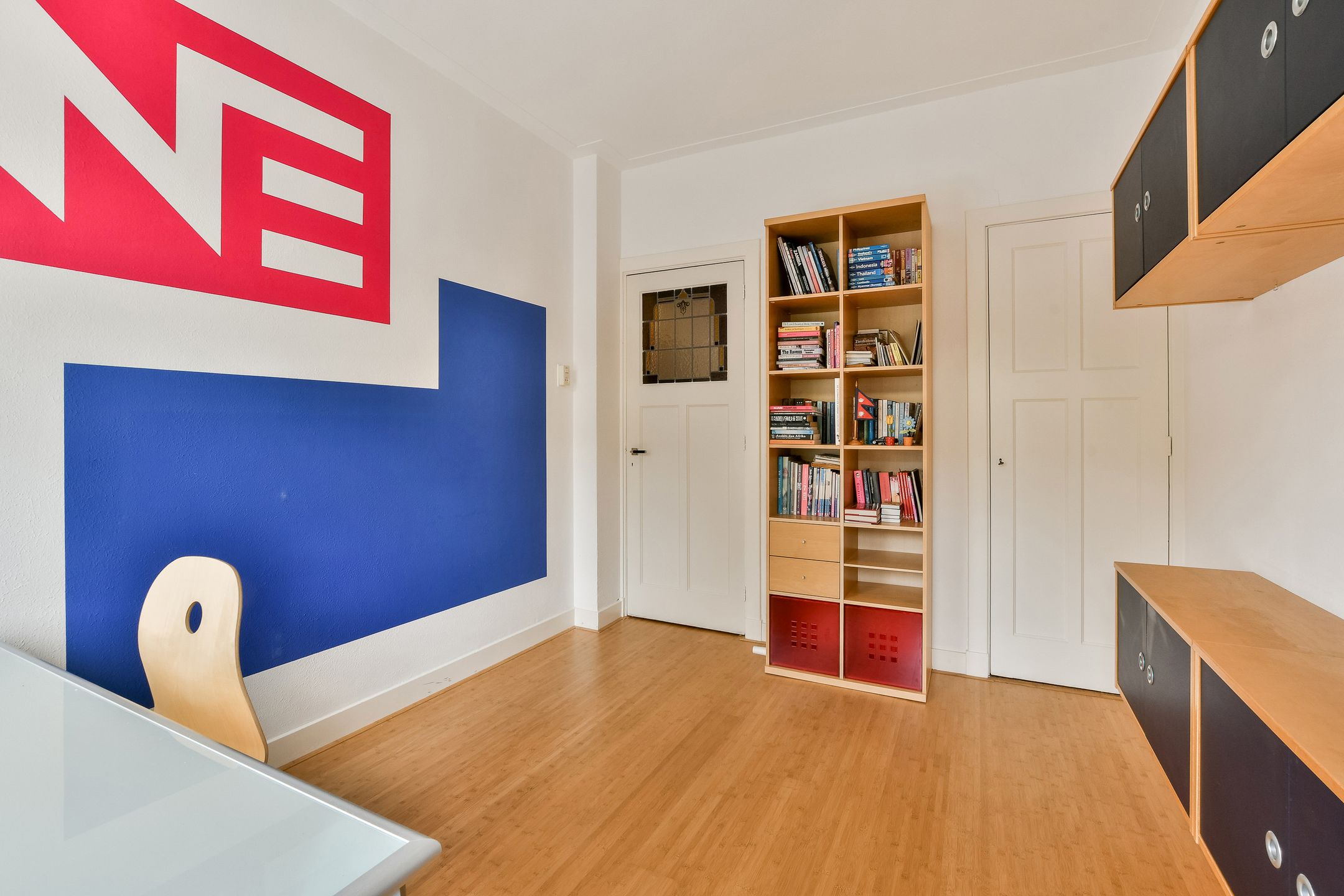 Spacious 1930s Upper Floor Apartment with Five Bedrooms in Haarlem — 15