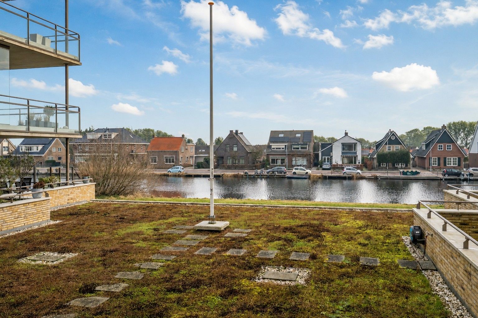 Spacious Apartment with Exceptional 106m² Terrace in Lisse — 27
