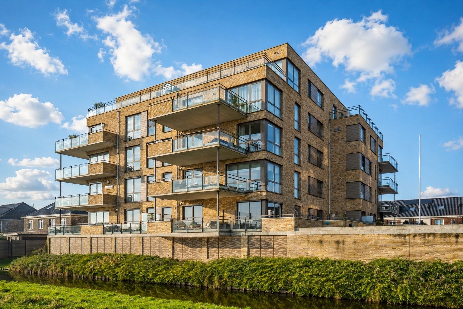 Spacious Apartment with Exceptional 106m² Terrace in Lisse — 42