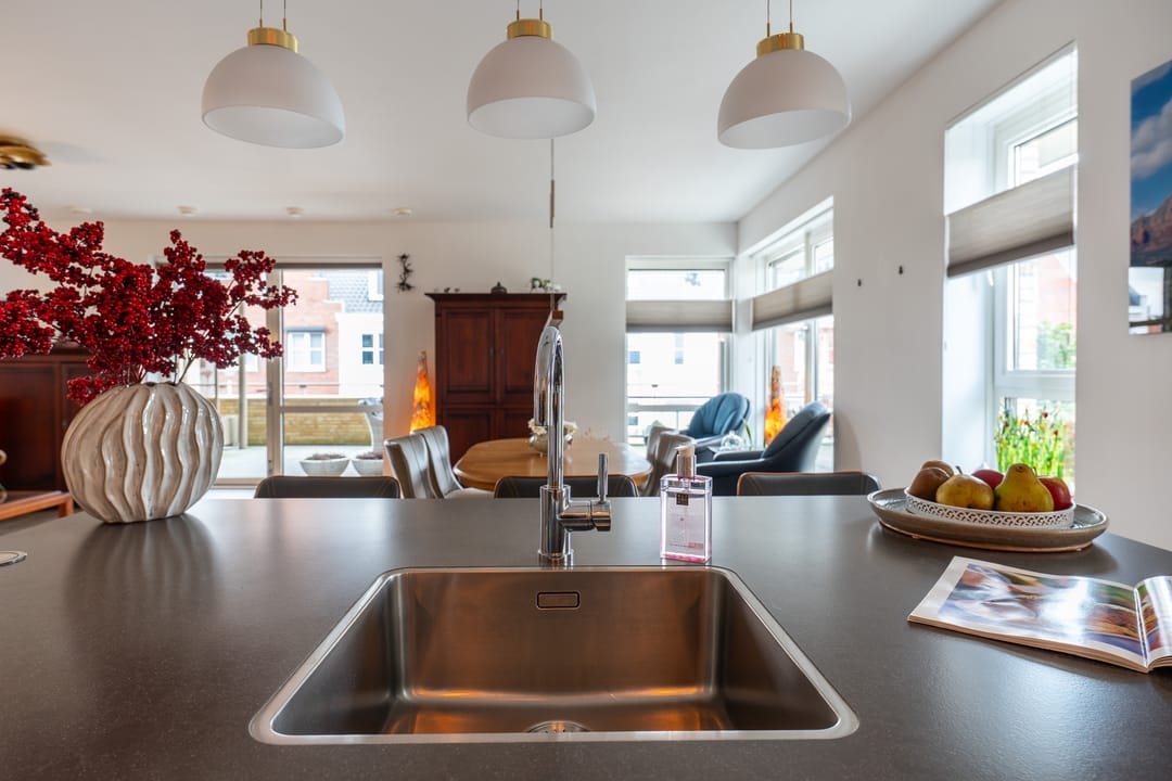 Spacious Apartment with Exceptional 106m² Terrace in Lisse — 16