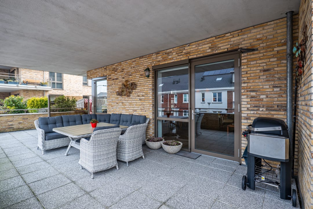 Spacious Apartment with Exceptional 106m² Terrace in Lisse — 22