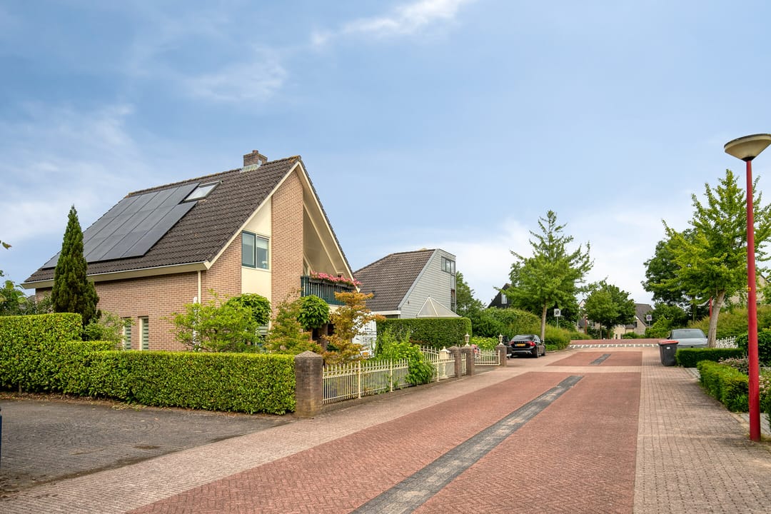 Spacious Detached Family Home with Office Space and Sustainable Features — 61