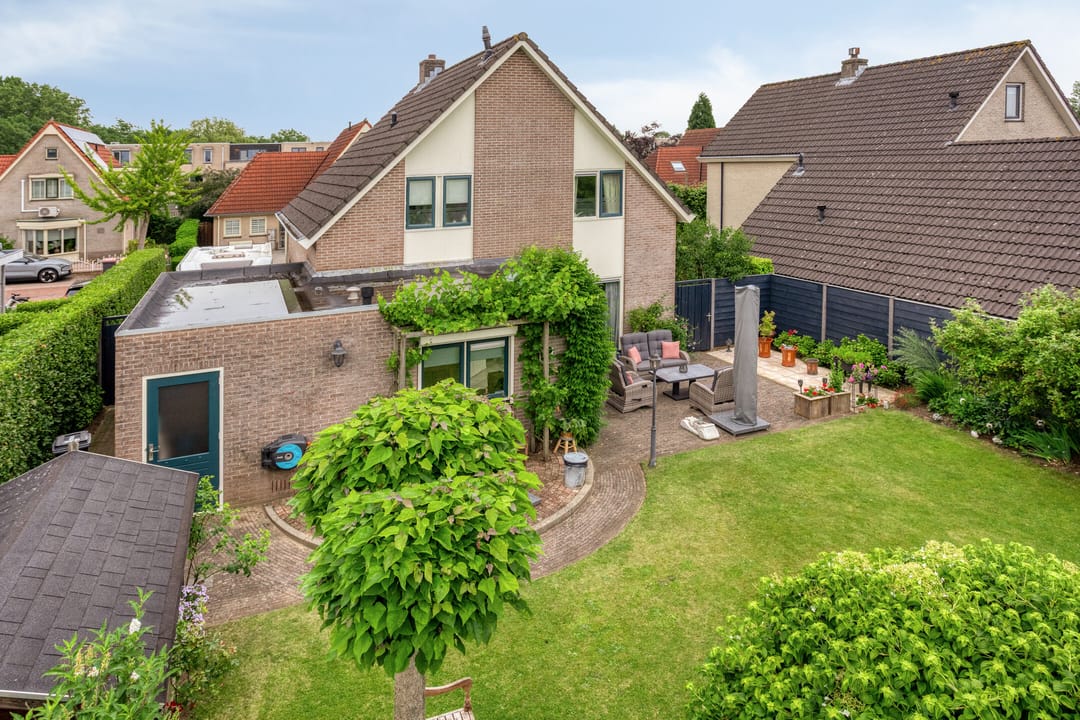 Spacious Detached Family Home with Office Space and Sustainable Features — 56