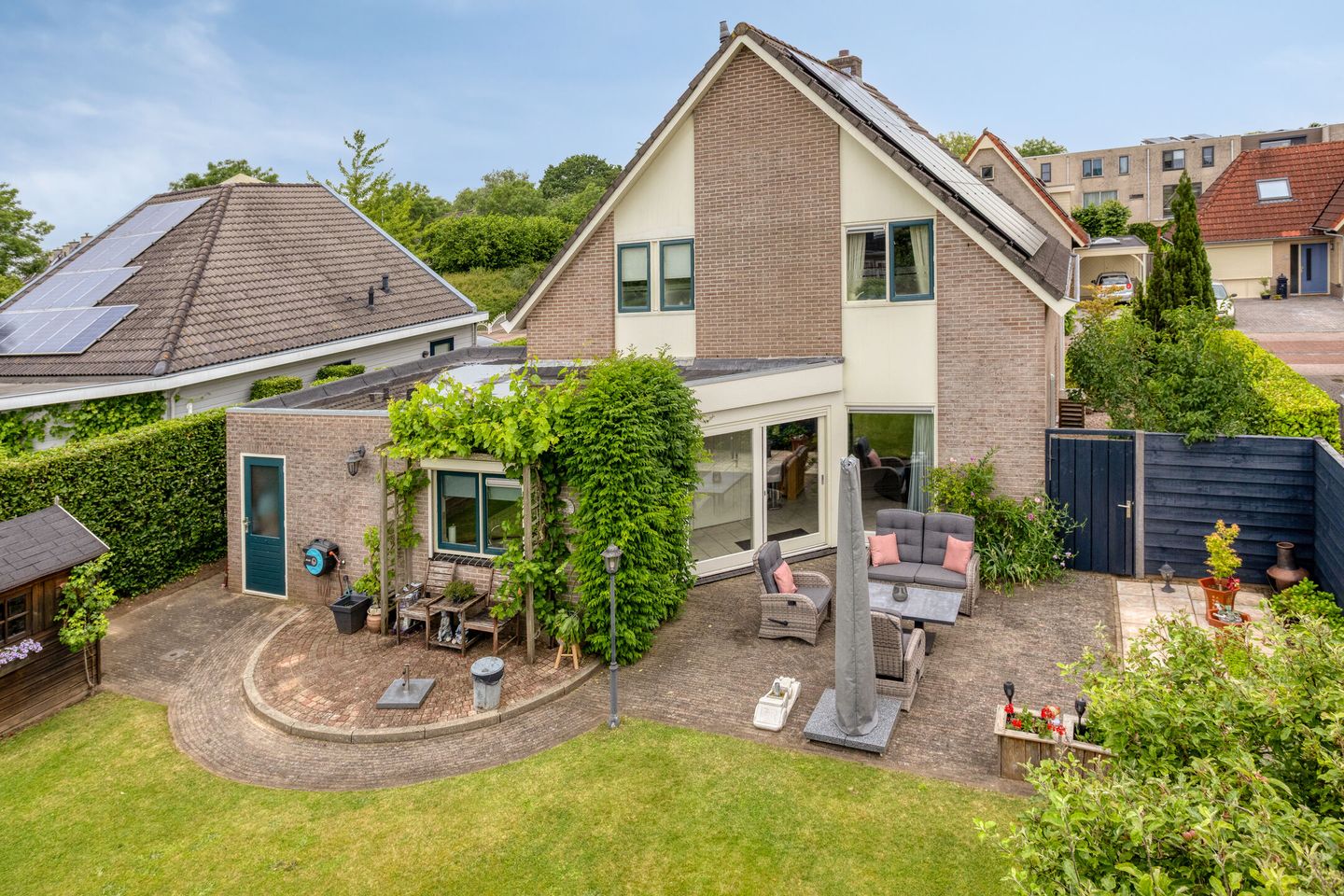 Spacious Detached Family Home with Office Space and Sustainable Features — 55