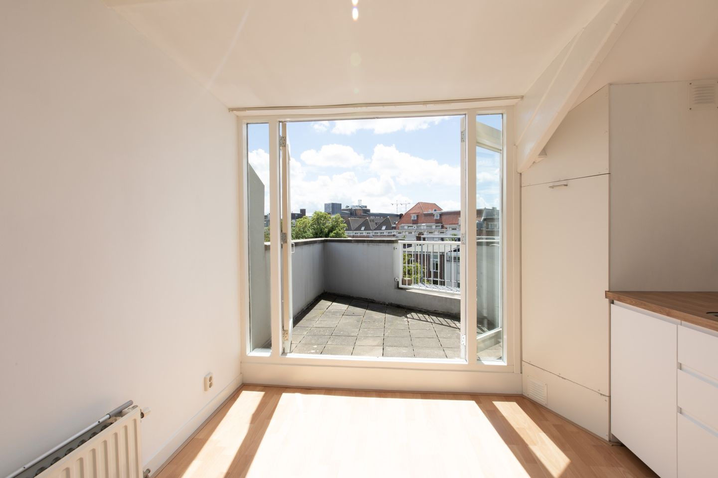 Bright Two-Room Apartment with South-Facing Terrace at Huijgenspark — 10