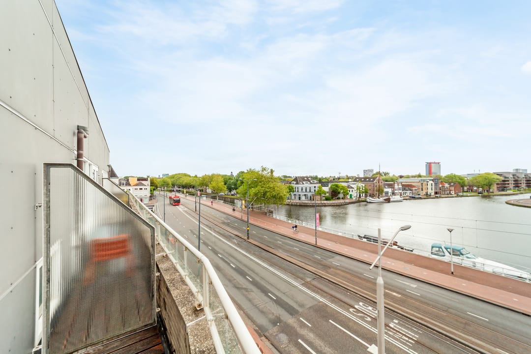 Spacious Apartment with Harbor Views in Delft Center — 17