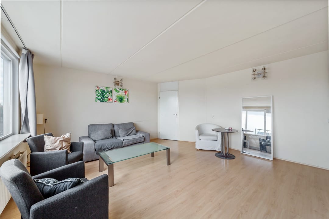 Spacious Apartment with Harbor Views in Delft Center — 13