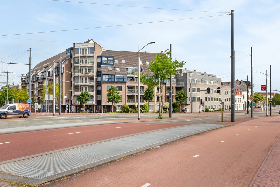 Spacious Apartment with Harbor Views in Delft Center — 7