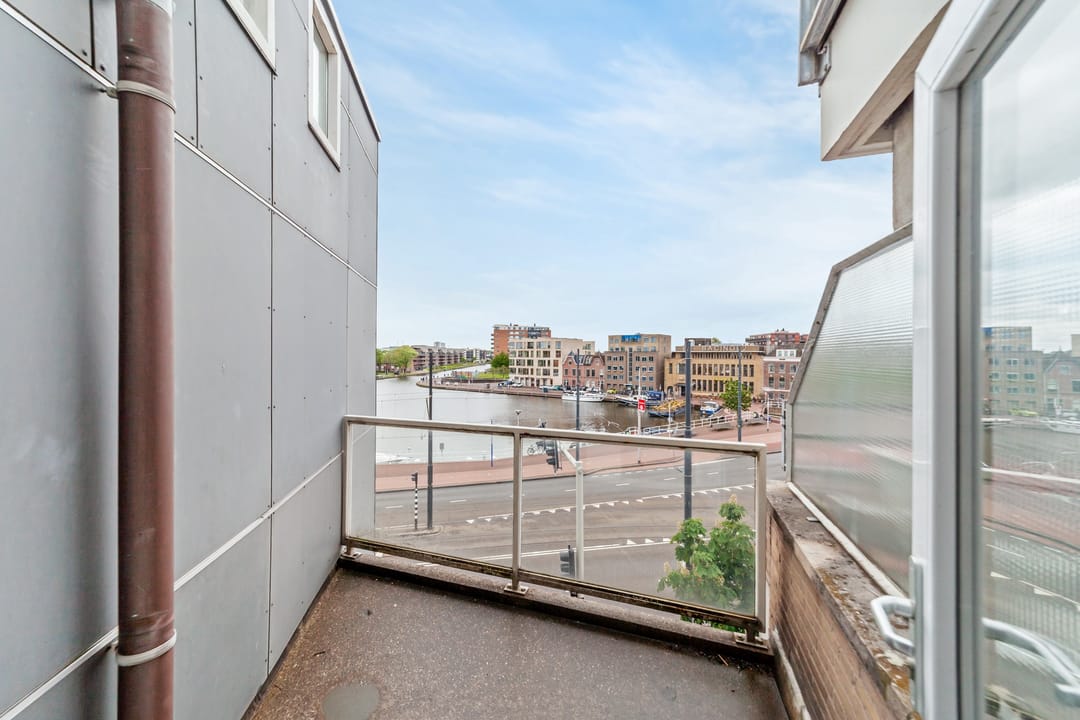 Spacious Apartment with Harbor Views in Delft Center — 26