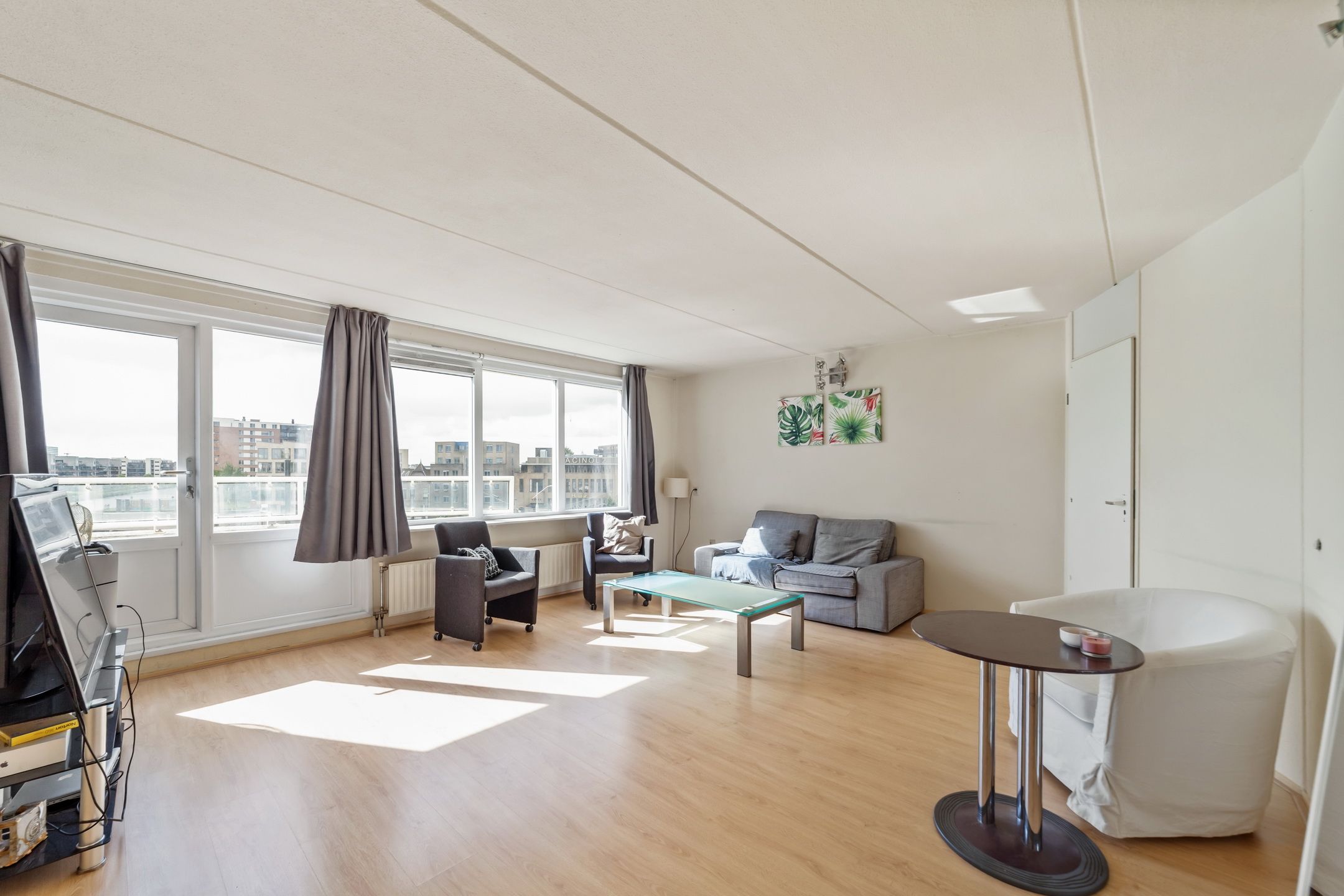 Spacious Apartment with Harbor Views in Delft Center — 12