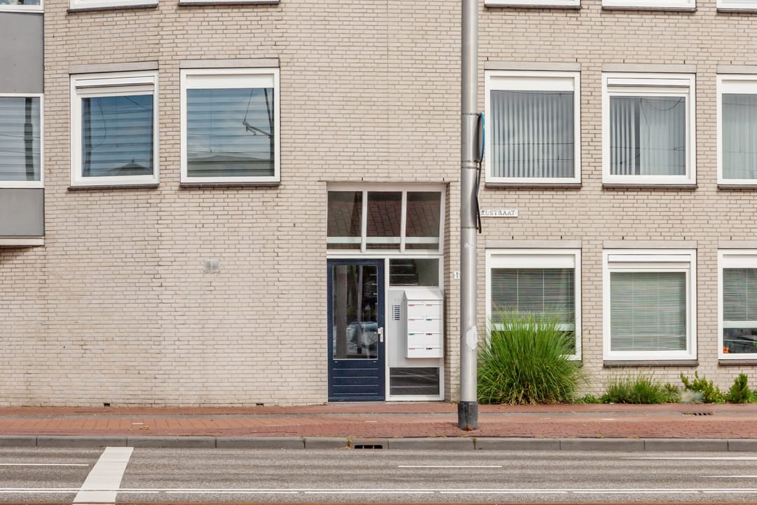 Spacious Apartment with Harbor Views in Delft Center — 8