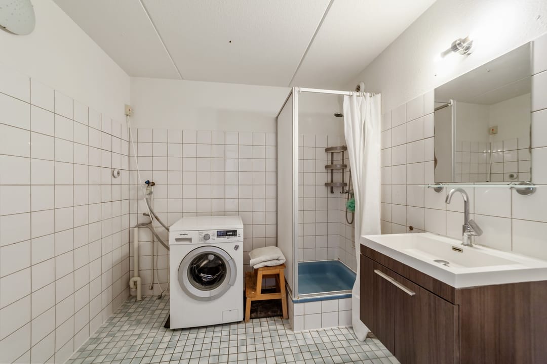 Spacious Apartment with Harbor Views in Delft Center — 23