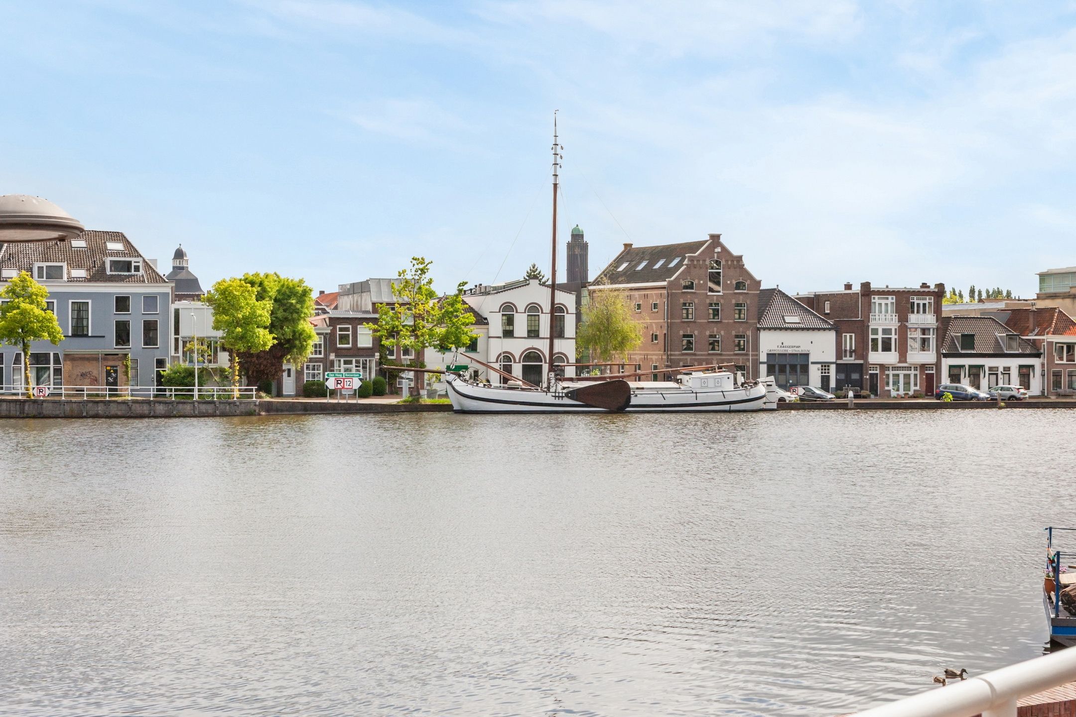 Spacious Apartment with Harbor Views in Delft Center — 9
