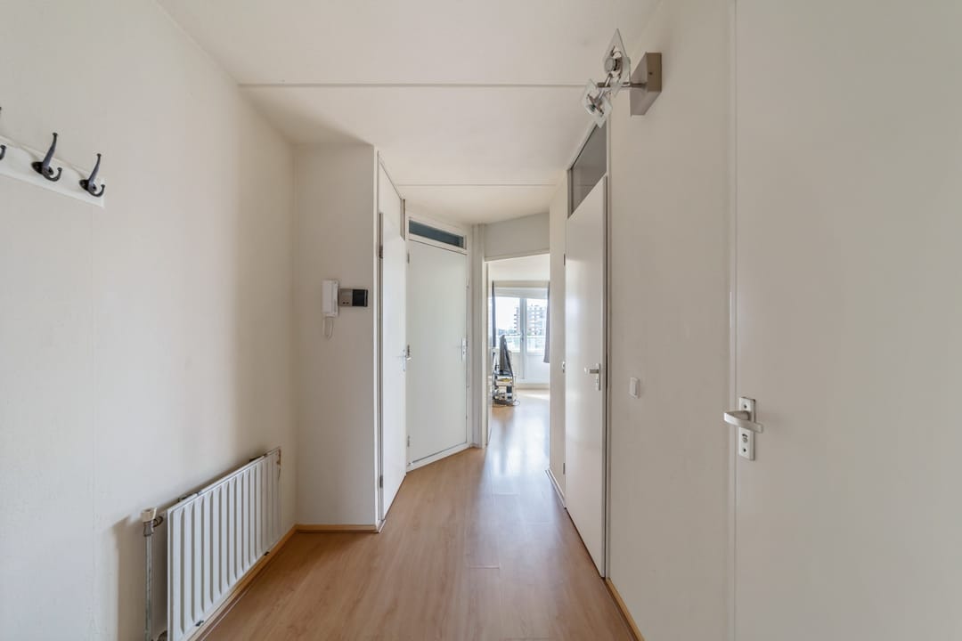 Spacious Apartment with Harbor Views in Delft Center — 11