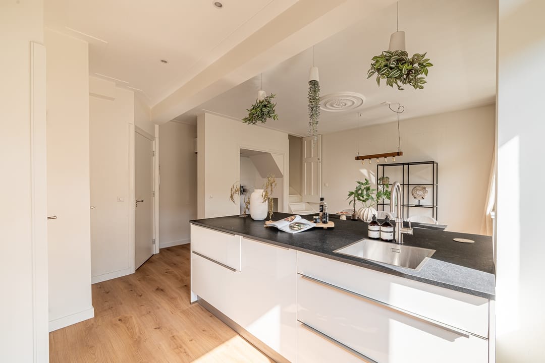 Characterful Upper Apartment with Exceptional Light and Three Outdoor Spaces in Hoofddorppleinbuurt — 8