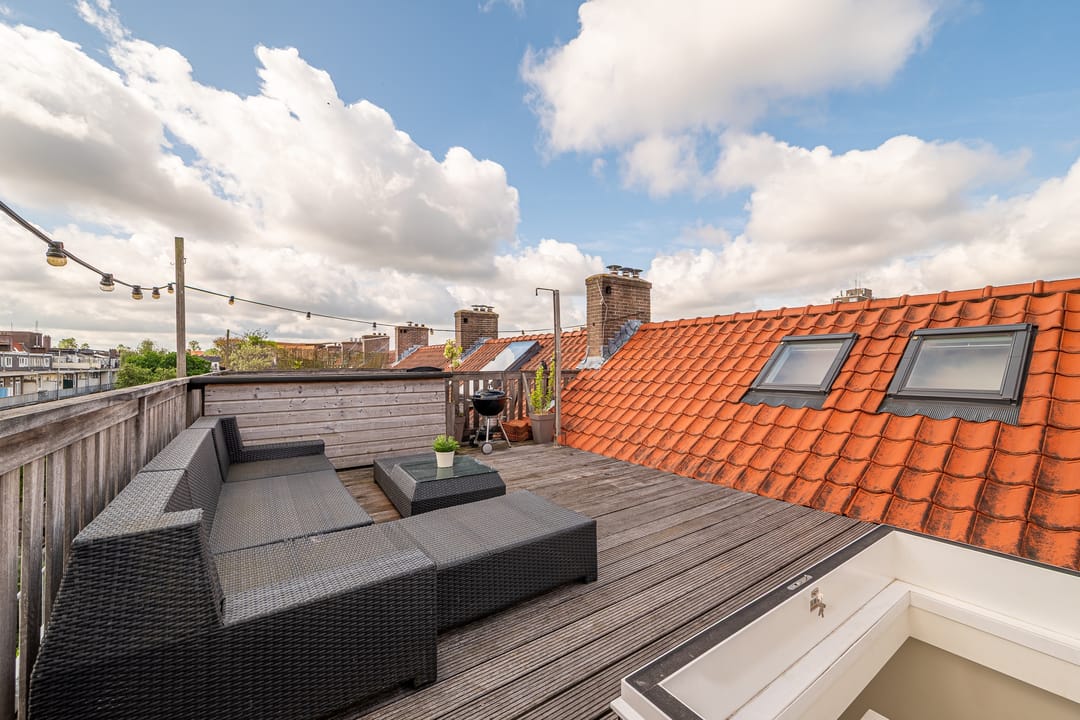 Characterful Upper Apartment with Exceptional Light and Three Outdoor Spaces in Hoofddorppleinbuurt — 38