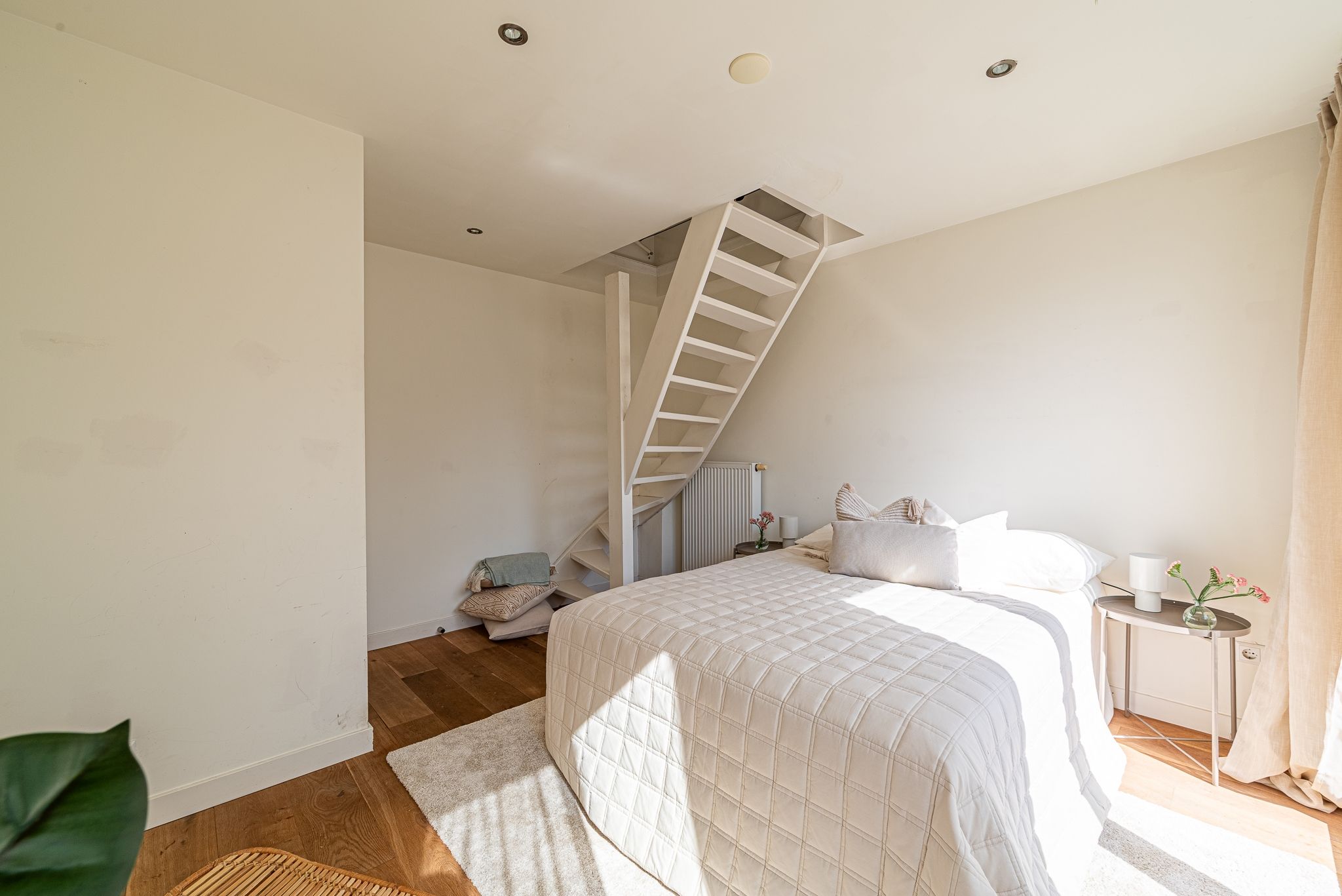 Characterful Upper Apartment with Exceptional Light and Three Outdoor Spaces in Hoofddorppleinbuurt — 33