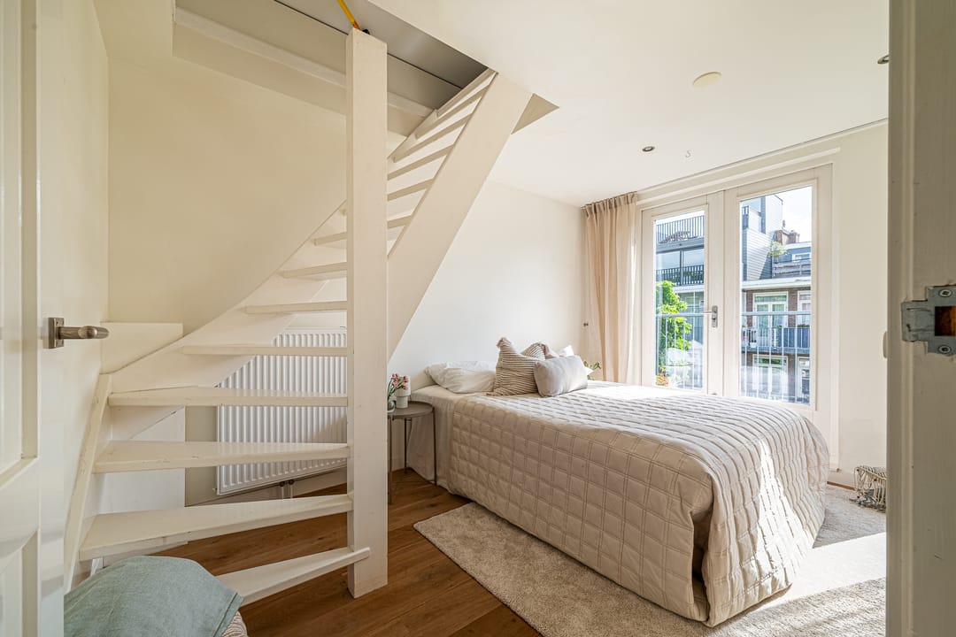 Characterful Upper Apartment with Exceptional Light and Three Outdoor Spaces in Hoofddorppleinbuurt — 37