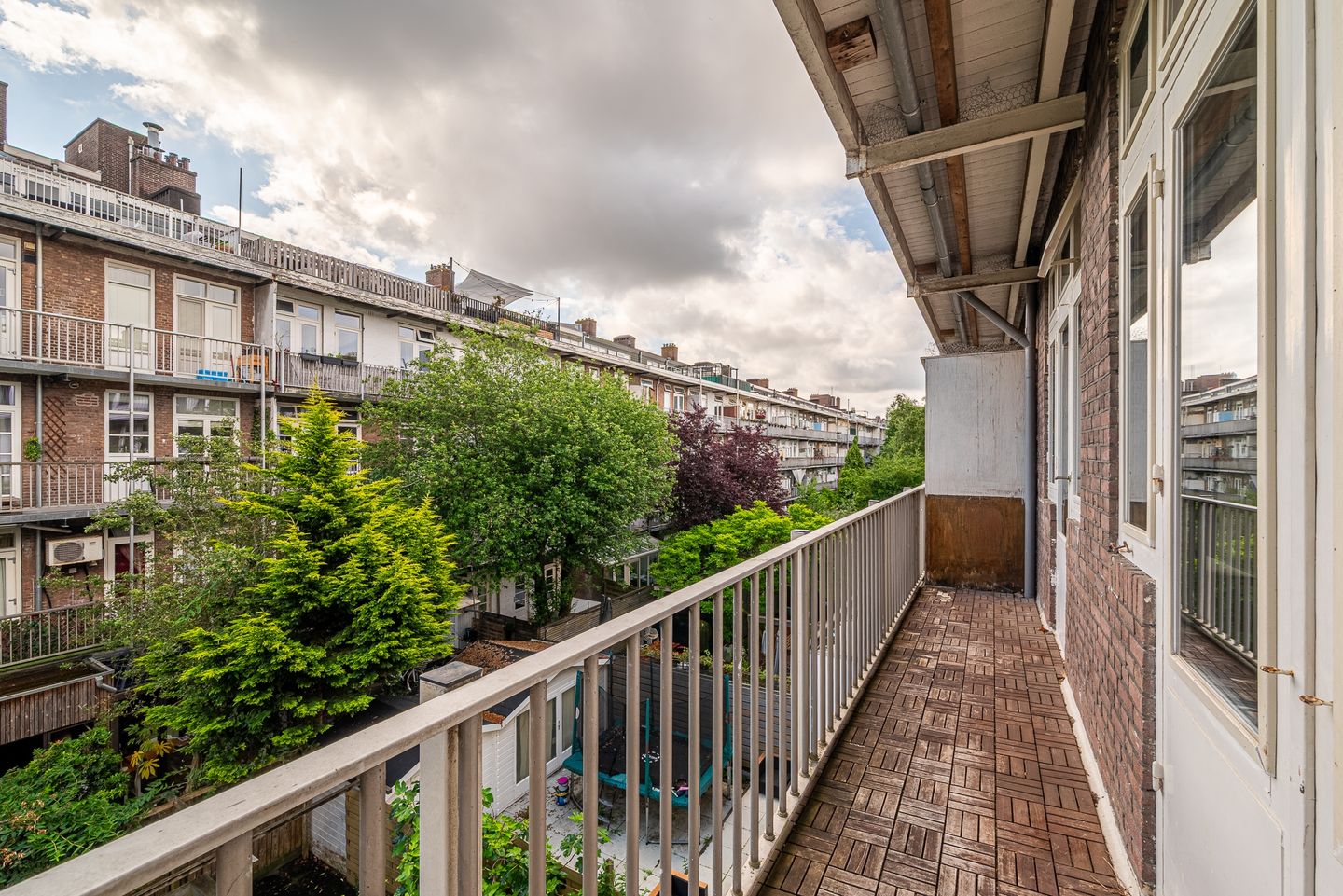 Characterful Upper Apartment with Exceptional Light and Three Outdoor Spaces in Hoofddorppleinbuurt — 10