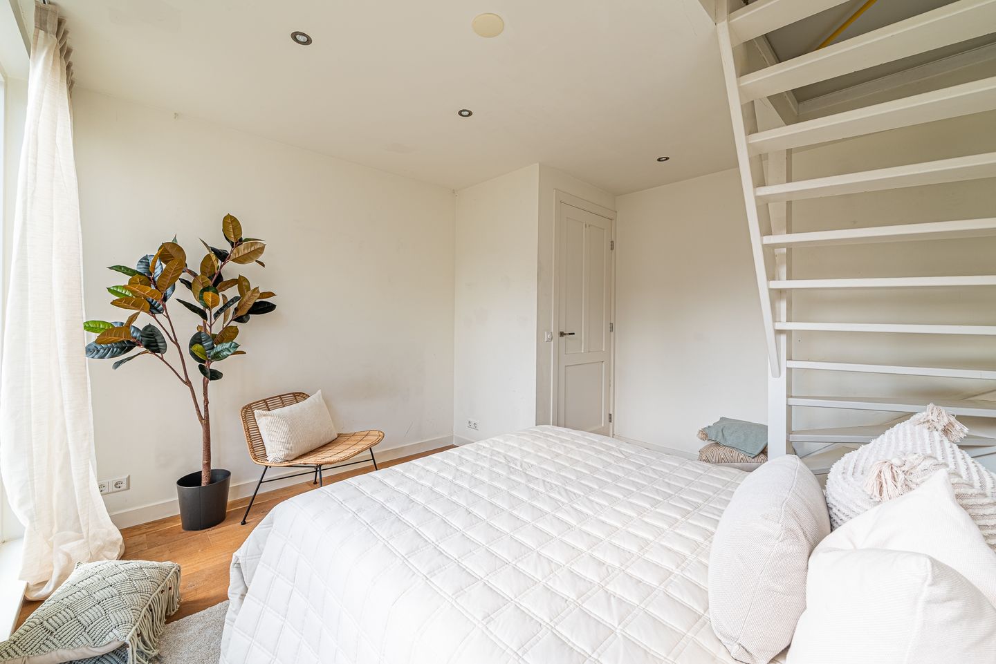 Characterful Upper Apartment with Exceptional Light and Three Outdoor Spaces in Hoofddorppleinbuurt — 34