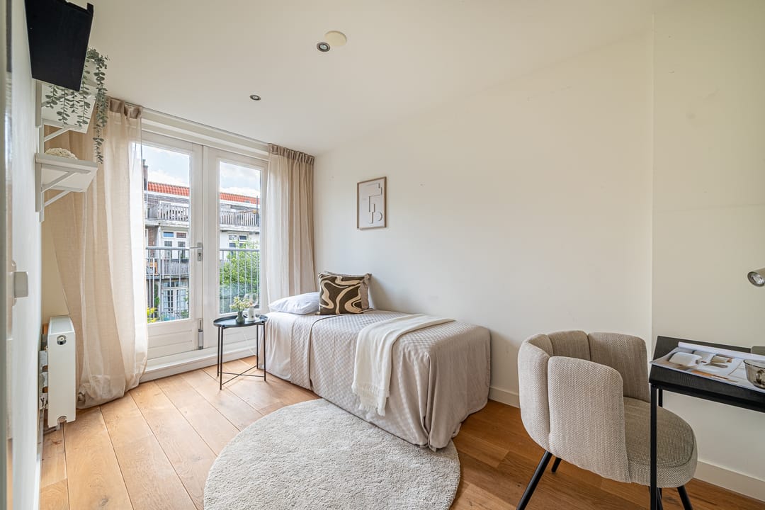 Characterful Upper Apartment with Exceptional Light and Three Outdoor Spaces in Hoofddorppleinbuurt — 23