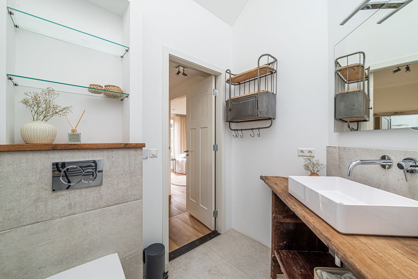 Characterful Upper Apartment with Exceptional Light and Three Outdoor Spaces in Hoofddorppleinbuurt — 29