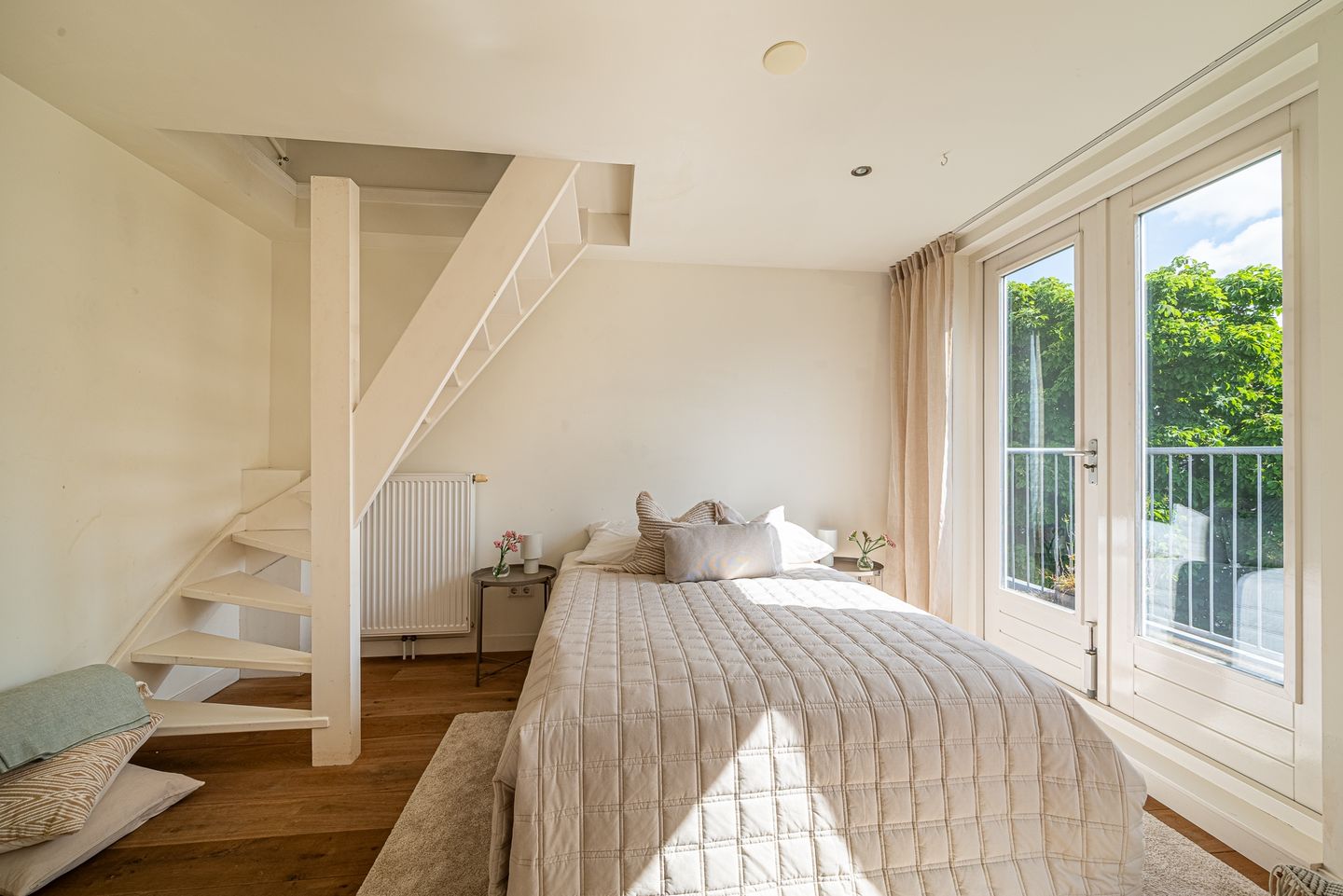 Characterful Upper Apartment with Exceptional Light and Three Outdoor Spaces in Hoofddorppleinbuurt — 35