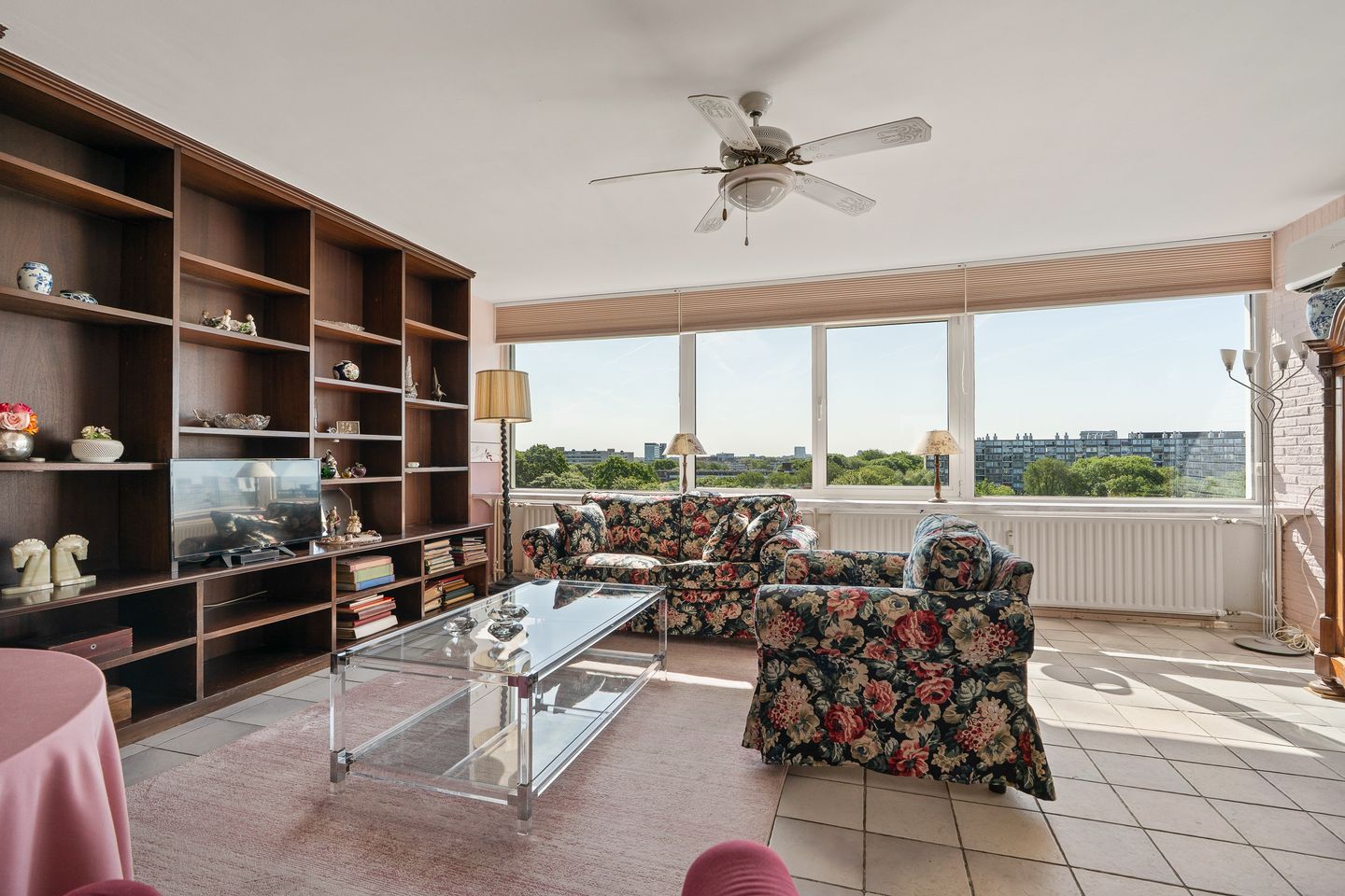 Spacious Corner Apartment with Unobstructed Views on the Top Floor in Overvecht — 10