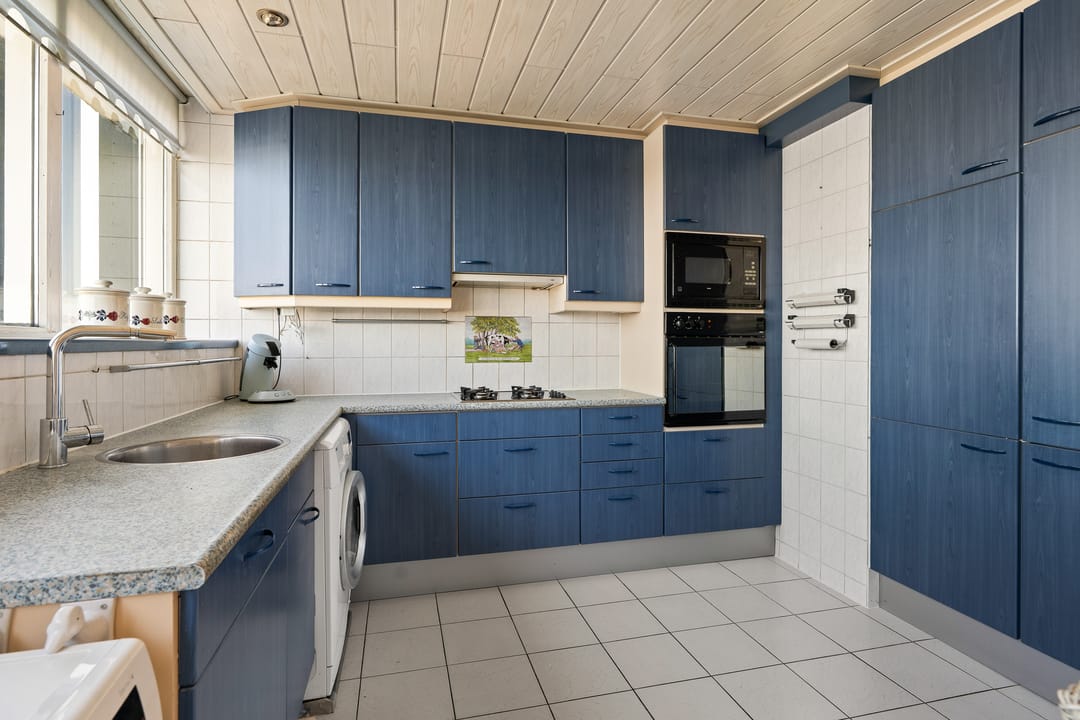 Spacious Corner Apartment with Unobstructed Views on the Top Floor in Overvecht — 13