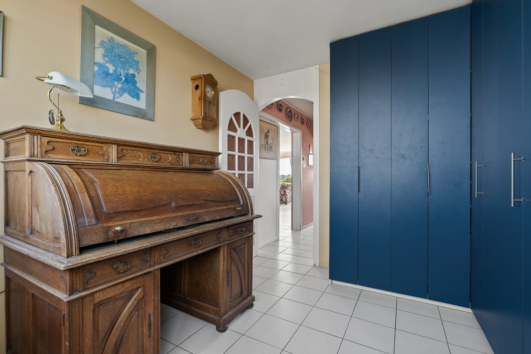 Spacious Corner Apartment with Unobstructed Views on the Top Floor in Overvecht — 23
