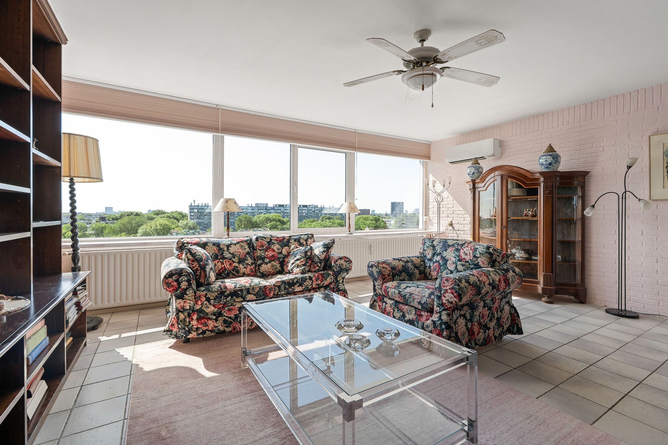 Spacious Corner Apartment with Unobstructed Views on the Top Floor in Overvecht — 9